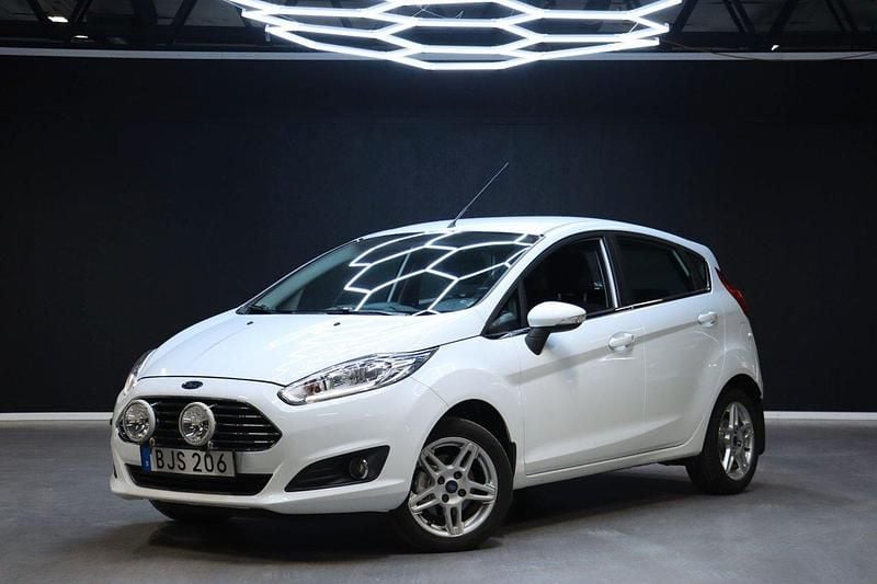 Vit Begagnad 2014 Ford Fiesta Titanium Halvkombi | 89 900 kr (Marknadspris) - Bild 1/4