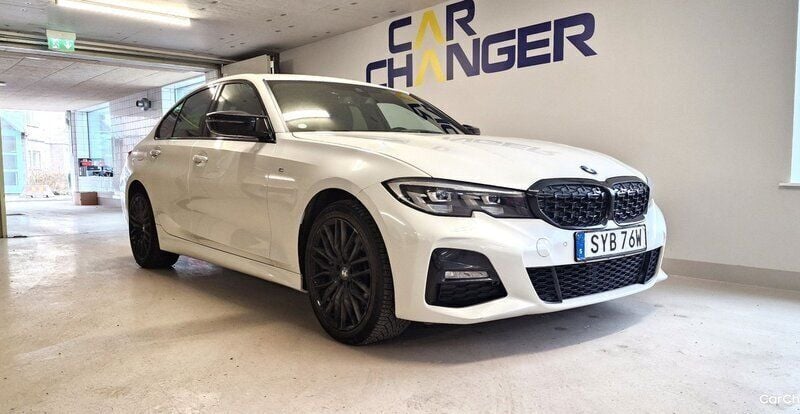 Vit Begagnad 2020 BMW 330e M Sport Sedan | 329 900 kr (Marknadspris) - Bild 1/4