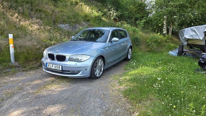 Blå Begagnad 2008 BMW 118 Advantage Halvkombi | 95 000 kr (Dyr) - Bild 1/2
