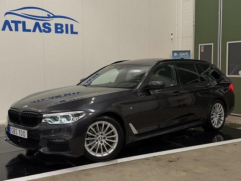 Grå Begagnad 2018 BMW 520 M Sport Kombi | 279 900 kr (Lite dyr) - Bild 1/4