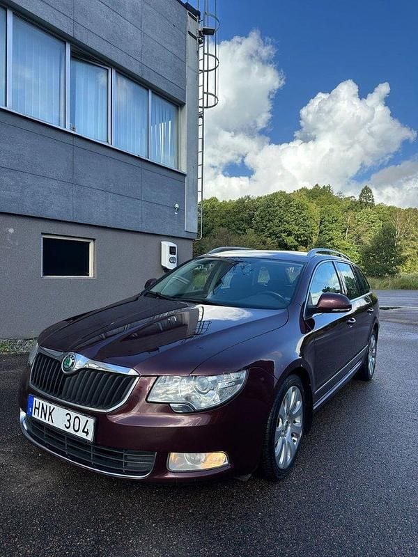 Mörkröd Begagnad 2010 Skoda Superb Elegance Kombi | 59 000 kr (Marknadspris) - Bild 1/4