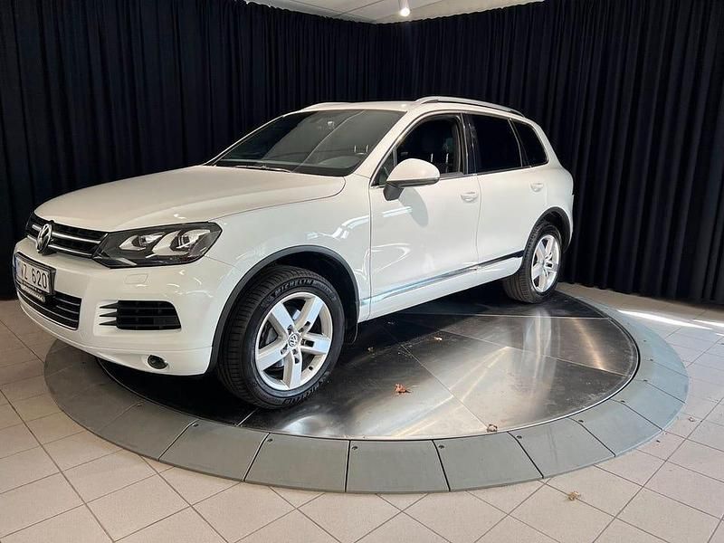 Vit Begagnad 2012 VW Touareg SUV | 145 900 kr (Marknadspris) - Bild 1/4