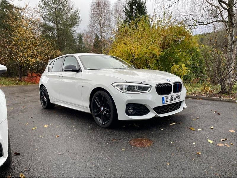 Vit Begagnad 2017 BMW 116 M Sport Halvkombi | 160 000 kr (Lite dyr) - Bild 1/4