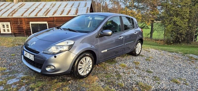 Blå Begagnad 2012 Renault Clio R.S. Halvkombi | 42 000 kr (Marknadspris) - Bild 1/4