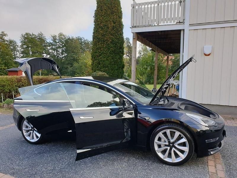 Begagnad Tesla Model 3 Long Range AWD 339 kW (462 HK) 2019 Solid svart | svart premium Sedan