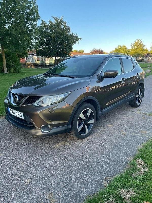 Brun Begagnad 2017 Nissan Qashqai SUV | 138 000 kr (Bra pris) - Bild 1/4
