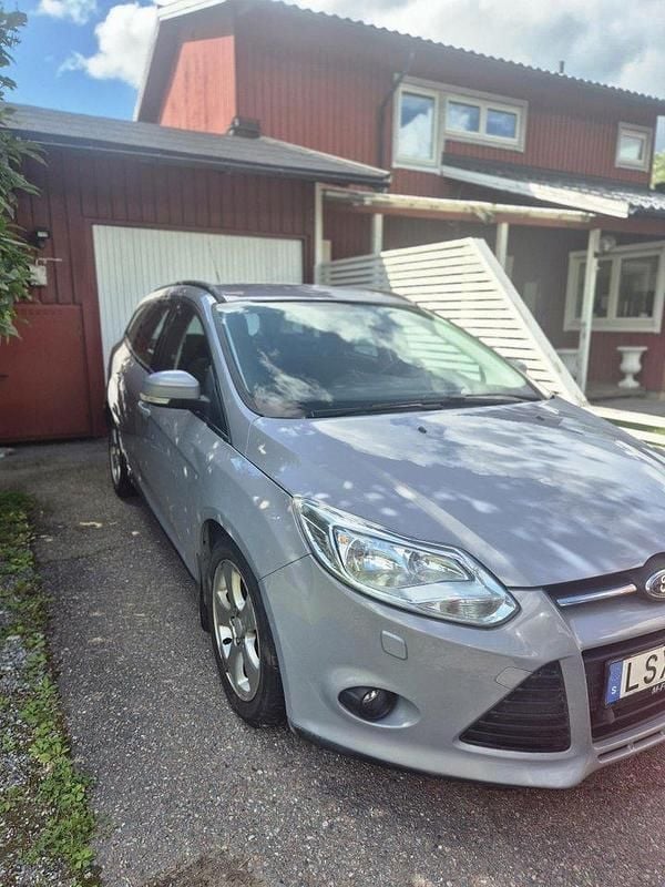 Grå Begagnad 2011 Ford Focus Trend Kombi | 41 000 kr (Bra pris) - Bild 1/4