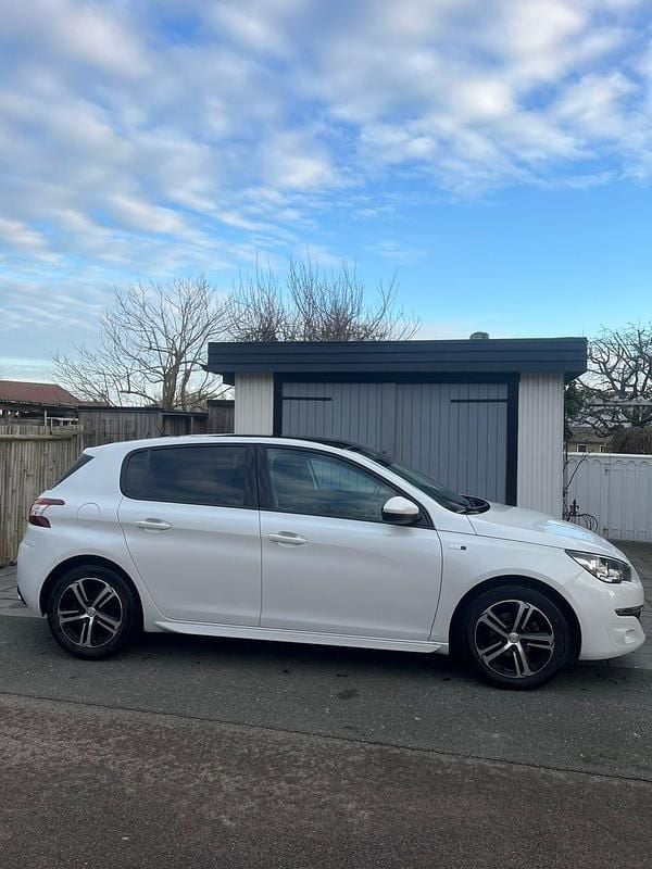 Pärlemovit Begagnad 2016 Peugeot 308 Halvkombi | 83 000 kr (Lite dyr) - Bild 1/4