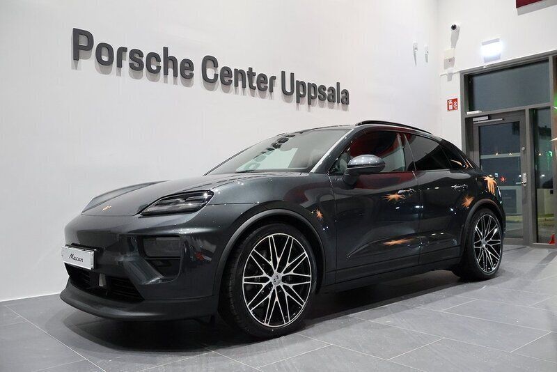 Grå (volcano grey metallic) Ny 2024 Porsche Macan Edition SUV | 1 209 980 kr - Bild 1/4