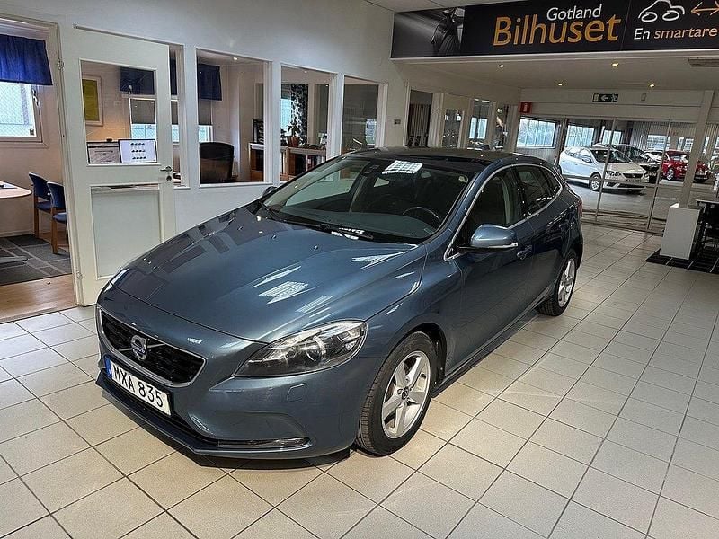 Blå Begagnad 2012 Volvo V40 Momentum Halvkombi | 109 900 kr (Dyr) - Bild 1/4