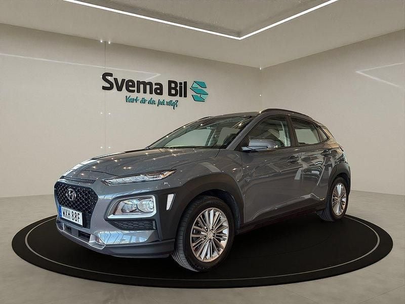 Grå Begagnad 2020 Hyundai Kona Trend SUV | 149 900 kr (Marknadspris) - Bild 1/4