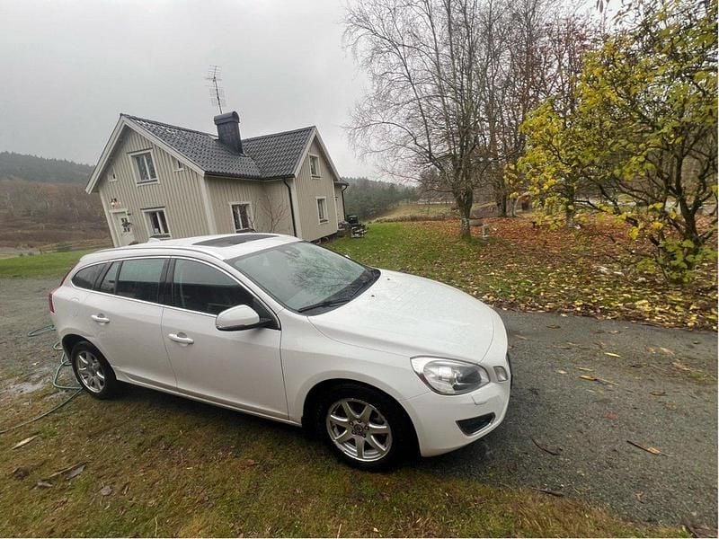 Vit Begagnad 2012 Volvo V60 Summum Kombi | 52 000 kr (Marknadspris) - Bild 1/4