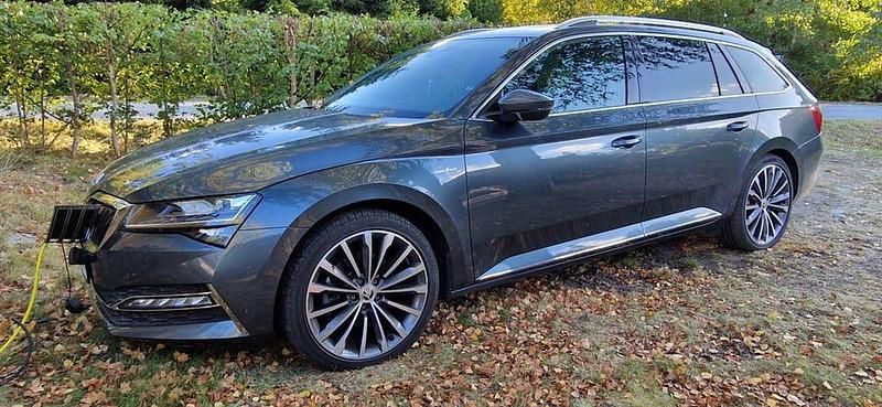 Grå metallic Begagnad 2020 Skoda Superb Kombi | 225 000 kr (Bra pris) - Bild 1/4