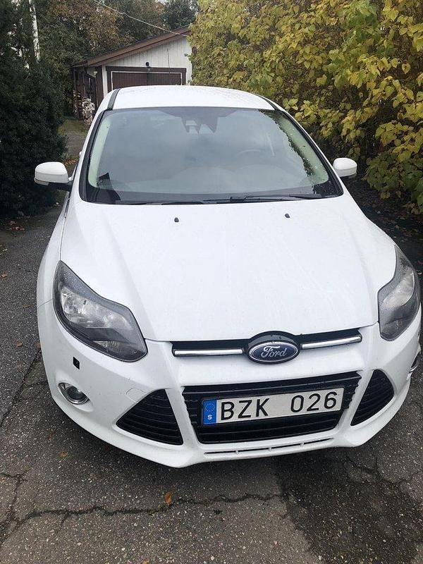 Vit Begagnad 2014 Ford Focus Titanium Kombi | 37 000 kr (Bra pris) - Bild 1/4