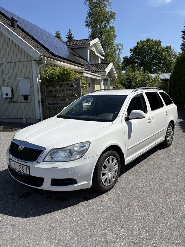 Vit Begagnad 2010 Skoda Octavia Kombi | 70 000 kr (Marknadspris) - Bild 1/4