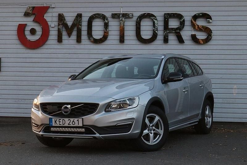 Silver Begagnad 2015 Volvo V60 CC Momentum Kombi | 139 700 kr (Lite dyr) - Bild 1/4