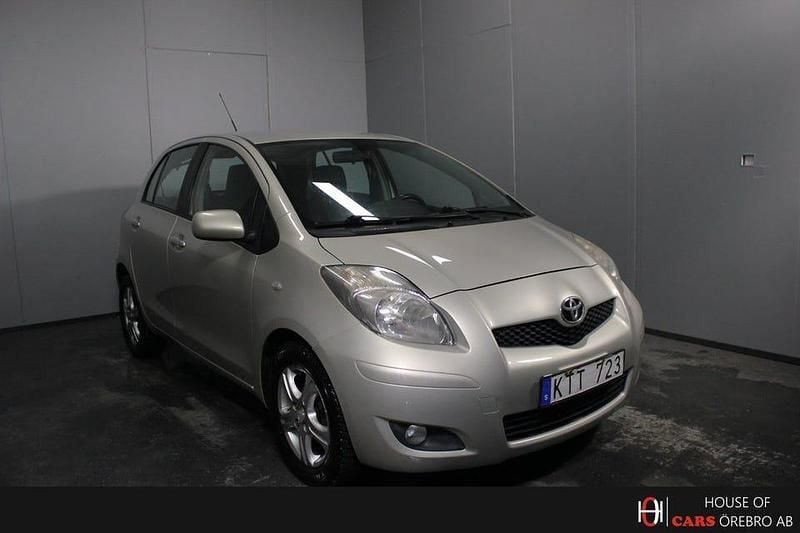 Brun Begagnad 2010 Toyota Yaris Halvkombi | 42 900 kr (Marknadspris) - Bild 1/4