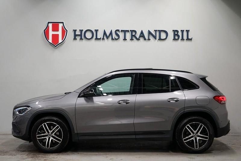 Grå Begagnad 2023 Mercedes GLA250 Premium Plus SUV | 389 900 kr - Bild 1/4