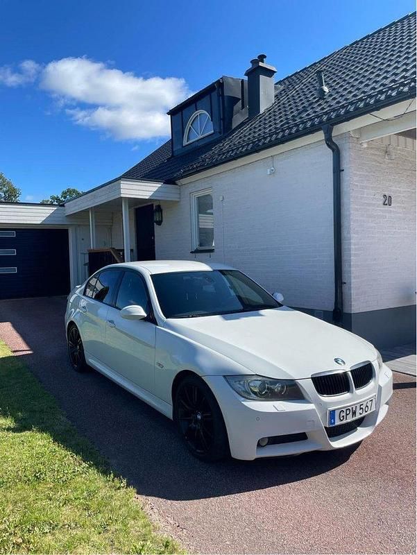 Vit Begagnad 2008 BMW 320 M Sport Sedan | 75 000 kr (Marknadspris) - Bild 1/4