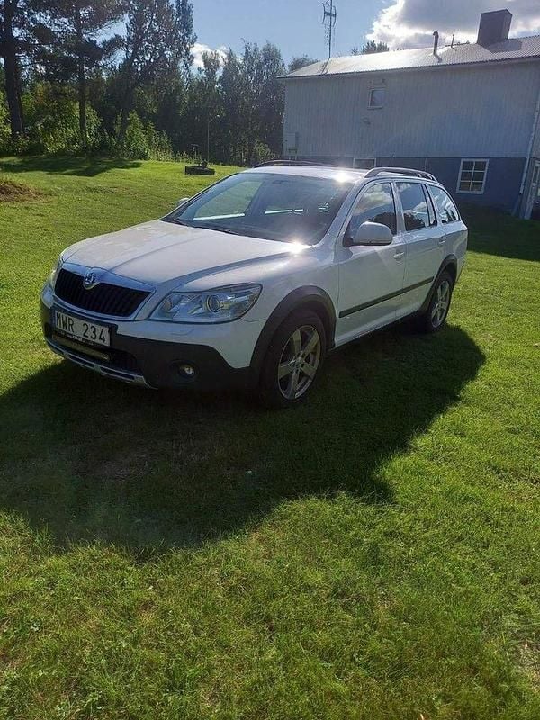 Vit Begagnad 2013 Skoda Octavia Scout Kombi | 66 500 kr (Lite dyr) - Bild 1/4