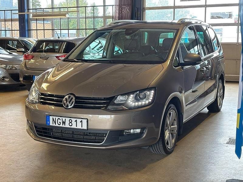 Ljusbrun Begagnad 2016 VW Sharan Minibuss | 185 000 kr (Marknadspris) - Bild 1/4