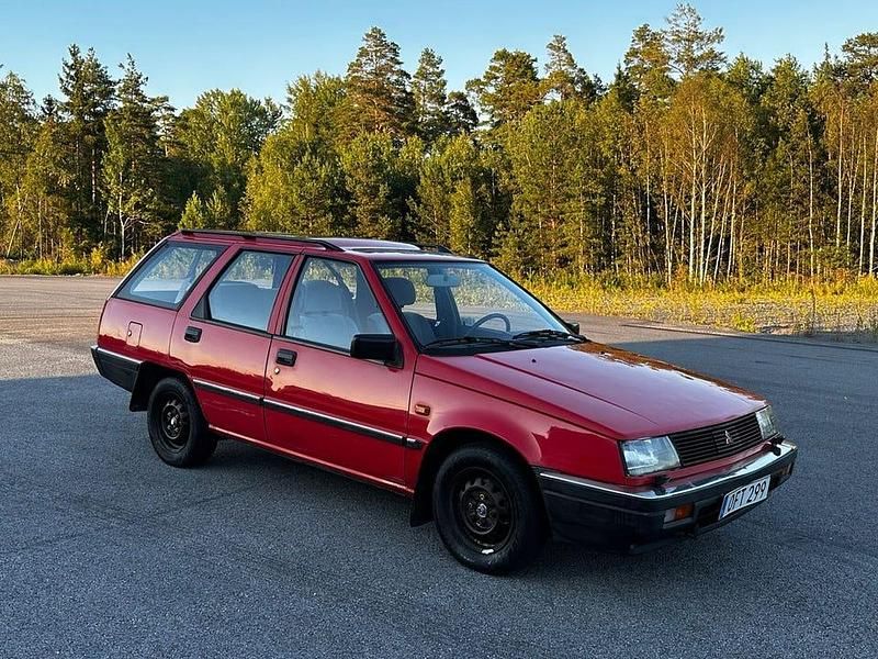 Röd Begagnad 1990 Mitsubishi Lancer Kombi | 29 900 kr - Bild 1/4
