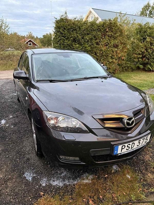 Grå Begagnad 2007 Mazda 3 Inclusive Halvkombi | 23 500 kr (Marknadspris) - Bild 1/4