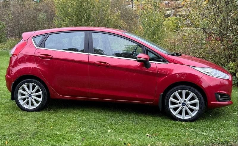 Röd Begagnad 2016 Ford Fiesta Titanium Halvkombi | 63 900 kr (Bra pris) - Bild 1/4