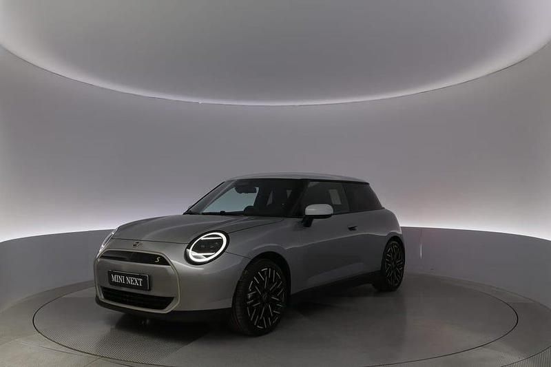 Grå Begagnad 2024 Mini Cooper SE Halvkombi | 406 900 kr (Dyr) - Bild 1/4