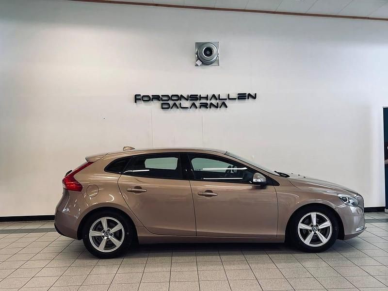 Begagnad Volvo V40 Kinetic 116 HK (85 kW) 2013 Brun Halvkombi