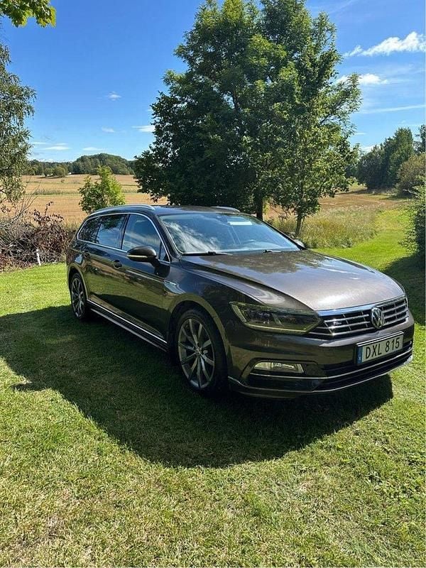 Brun Begagnad 2018 VW Passat R-line Kombi | 160 000 kr (Superpris) - Bild 1/4