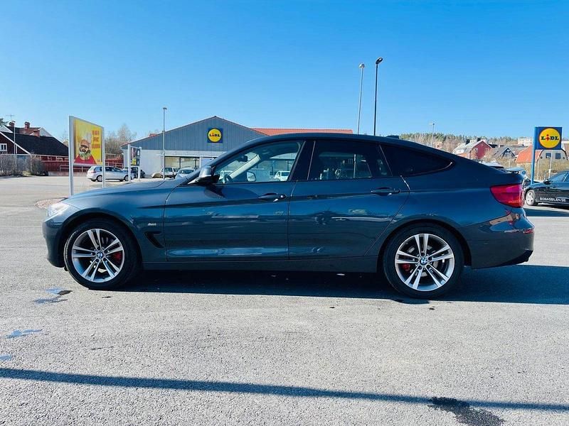 Grå Begagnad 2017 BMW 320 Halvkombi | 139 000 kr (Superpris) - Bild 1/4