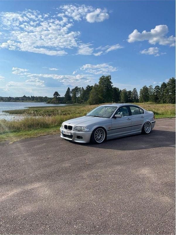 Silver Begagnad 2001 BMW 330 Sedan | 55 000 kr - Bild 1/4