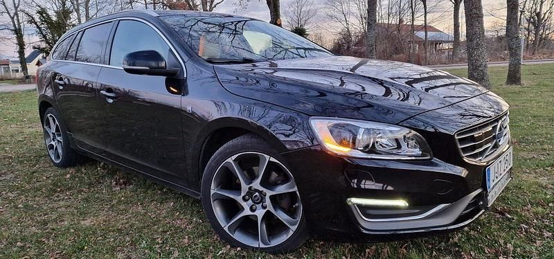 Svart Begagnad 2015 Volvo V60 Momentum Kombi | 109 000 kr (Marknadspris) - Bild 1/4