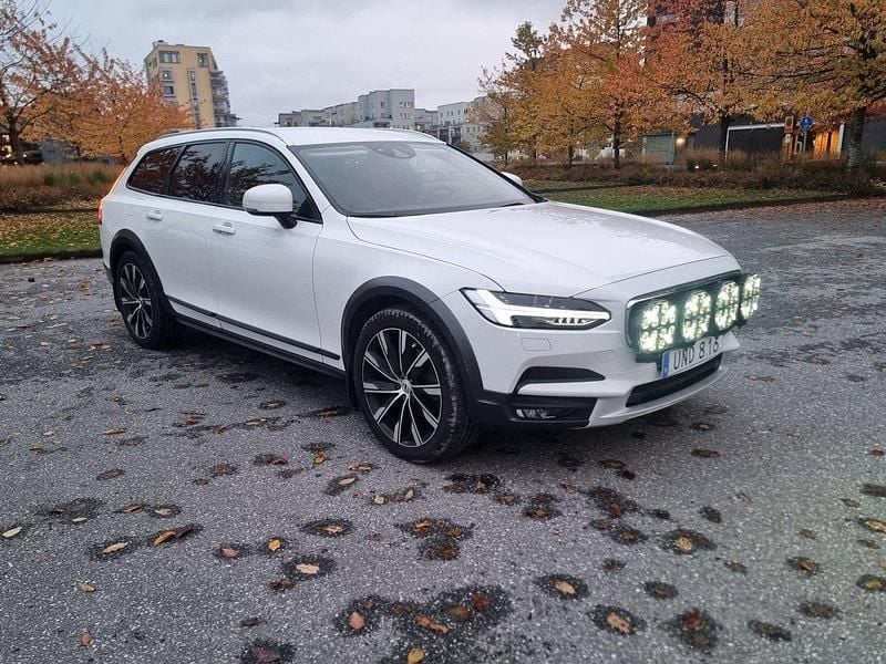 Vit Begagnad 2019 Volvo V90 CC Kombi | 259 999 kr (Bra pris) - Bild 1/4