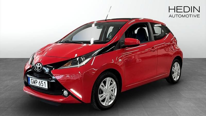 Röd Begagnad 2015 Toyota Aygo Halvkombi | 84 900 kr (Marknadspris) - Bild 1/4