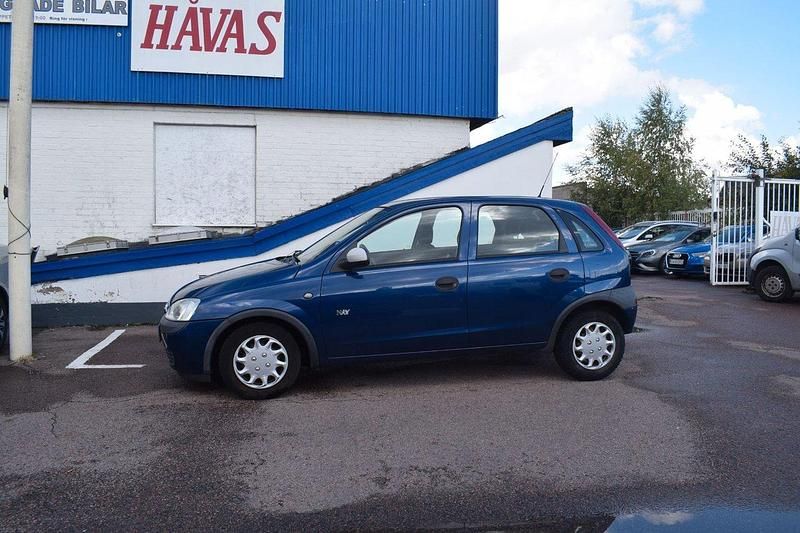 Mörkblå (blå) Begagnad 2003 Opel Corsa Halvkombi | 19 500 kr (Marknadspris) - Bild 1/4