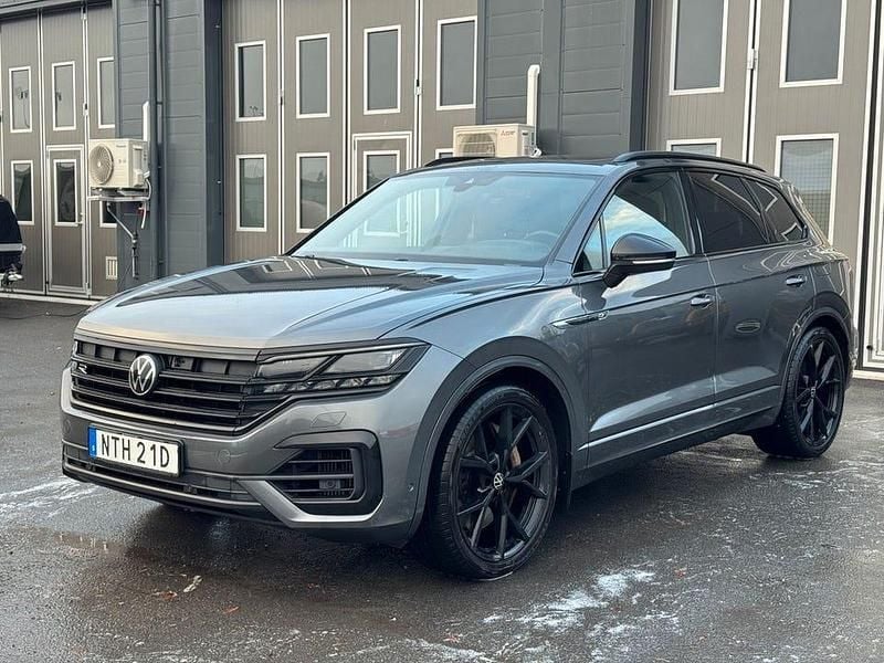 Grå Begagnad 2021 VW Touareg R SUV | 419 900 kr (Superpris) - Bild 1/4