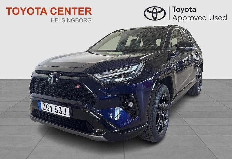 Mörkblå Begagnad 2023 Toyota RAV4 Hybrid Sport SUV | 489 900 kr (Marknadspris) - Bild 1/4