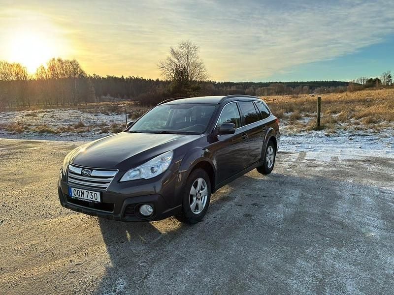 Grå metallic Begagnad 2014 Subaru Outback Kombi | 120 000 kr (Marknadspris) - Bild 1/4