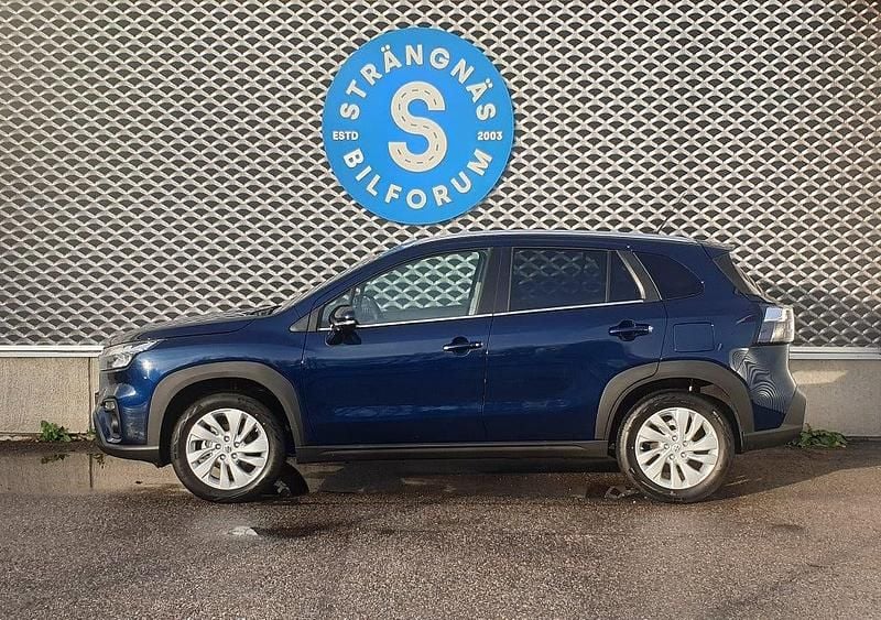 Blå (blåmetallic) Ny 2025 Suzuki SX4 S-Cross Kombi | 361 800 kr (Dyr) - Bild 1/4