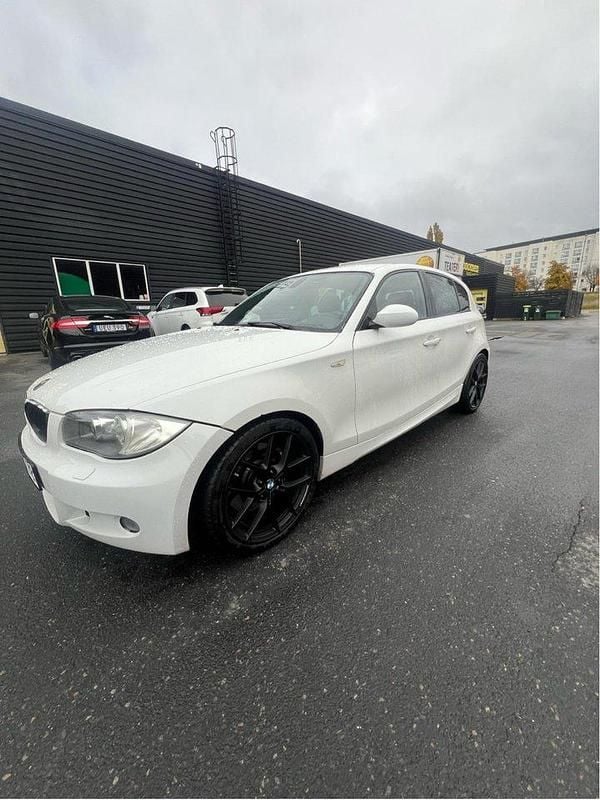 Vit Begagnad 2008 BMW 120 Advantage Halvkombi | 54 000 kr (Marknadspris) - Bild 1/4