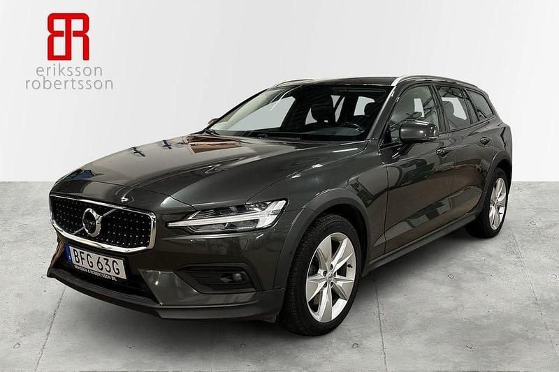 Begagnad Volvo V60 CC Momentum 190 HK (139 kW) 2020 Grå Kombi