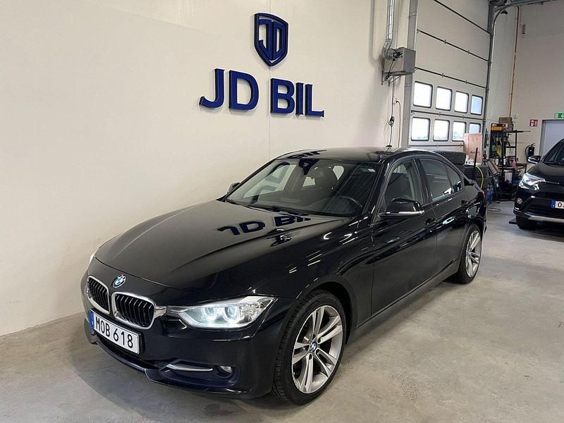 Svart Begagnad 2014 BMW 320 Sport Line Sedan | 149 800 kr (Marknadspris) - Bild 1/4