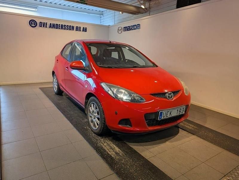 Begagnad Mazda 2 Comfort 75 HK (55 kW) 2009 Röd Halvkombi