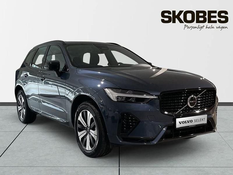 Blå Begagnad 2025 Volvo XC60 Plus SUV | 569 100 kr (Marknadspris) - Bild 1/3