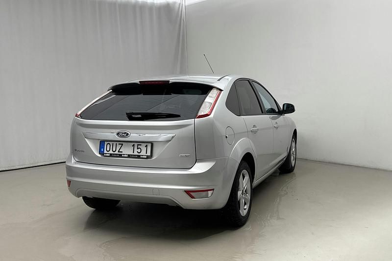 Begagnad Ford Focus Titanium 125 HK (91 kW) 2010 Grå