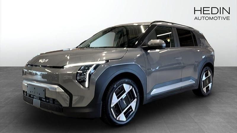 Grå Ny 2025 Kia EV3 Plus SUV | 490 430 kr (Marknadspris) - Bild 1/4