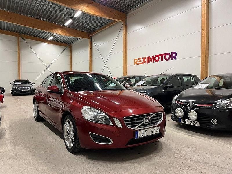 Röd Begagnad 2010 Volvo S60 Momentum Sedan | 79 900 kr (Marknadspris) - Bild 1/4