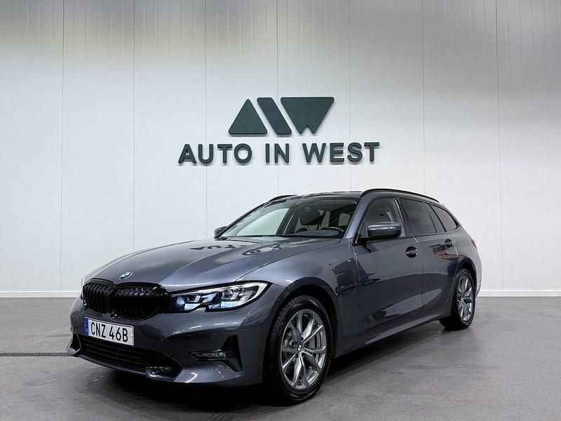 Grå Begagnad 2021 BMW 330e Sport Line Kombi | 269 900 kr (Marknadspris) - Bild 1/4